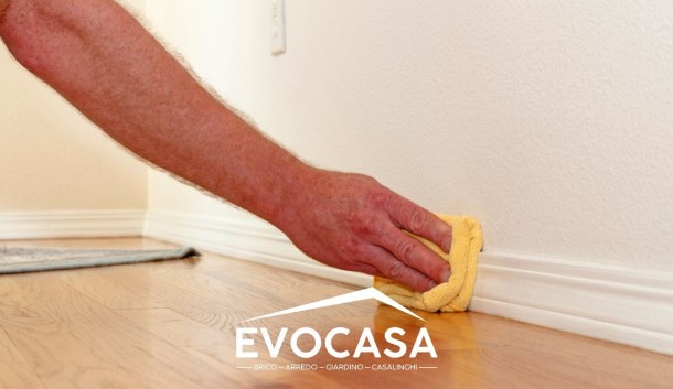 Come pulire i battiscopa: i trucchi per la pulizia senza stress